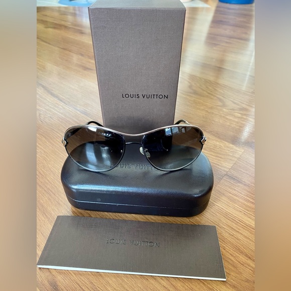 Louis Vuitton Viola Pilot Sunglasses - Picture 13 of 16